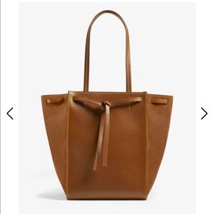 100%nappa leather;lining100%naturalcanvas.
Handledrop10.25",Height13".Width7.25"